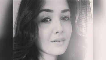 Style quotient of actress Roshni Bhattacharyya, see pics
