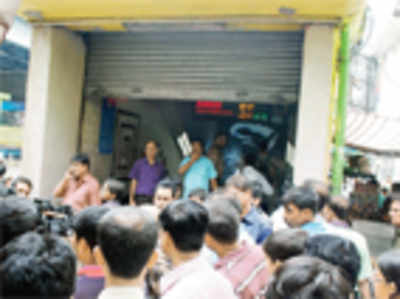 Hundreds trapped inside Kolkata Metro train for 2 hours, several fall sick
