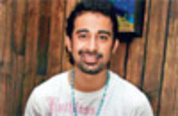 Ladies, do you wanna paint Rannvijay?