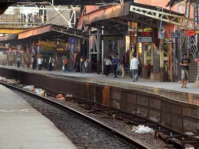 RPF sub-inspector saves passenger's life at Dadar station