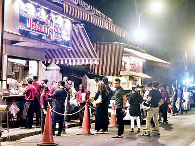 Food joints ignore social distancing