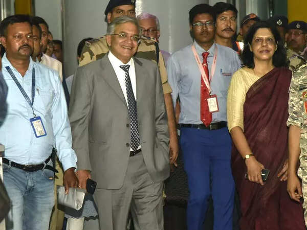 CEO greets CEC at airport, says EC will put out supp lists of voters under adjudication