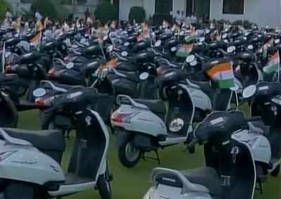 Gujarat: Surat diamond trader gifts scooters to employee for good performance