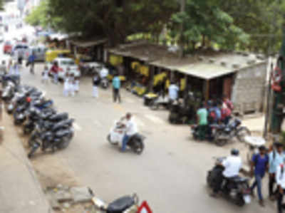 Seshadripuram park model road taken over by vendors
