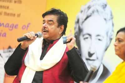 'Teri mehfil mein lekin, hum na honge', says Shatrughan Sinha