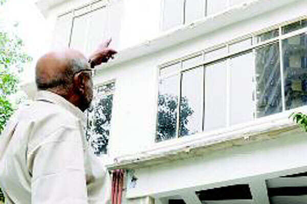 Shyam Benegal escapes fatal accident