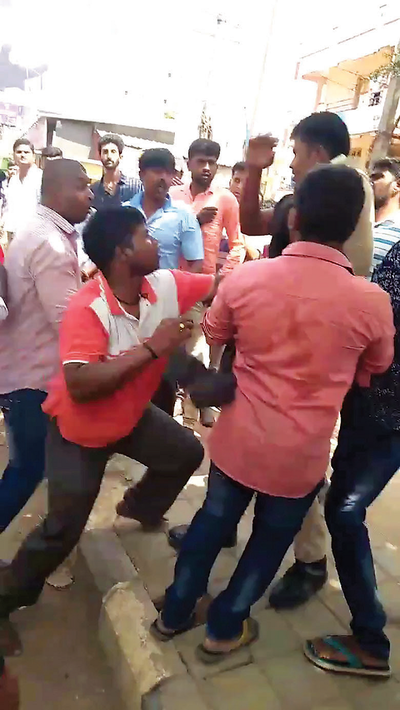 Bengaluru: Drunk men chase, attack 2 cops