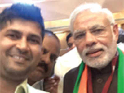 Modi mobbed by netas for selfies