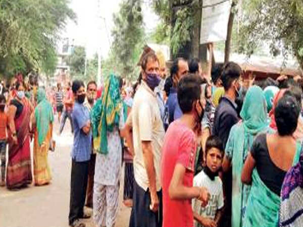 Crowd drops coronavirus guard to pick free ration in Hallomajra