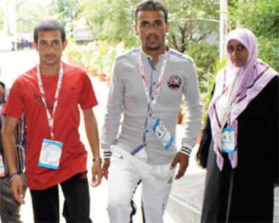 Yemen runners share spikes as team arrives without luggage