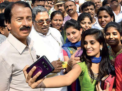 Selfies don’t click with netas. Ask CM or DKS