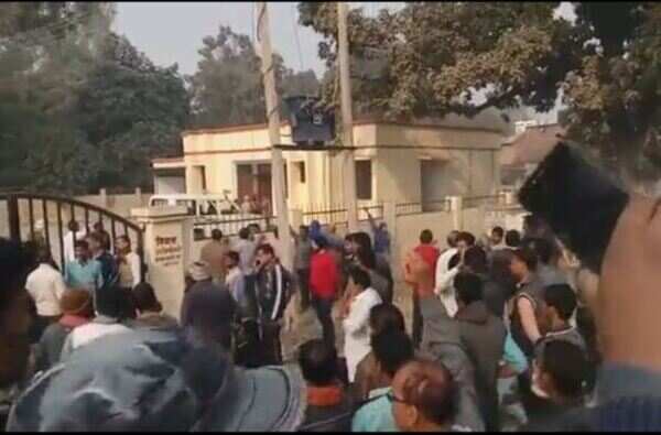 Allahabad: People protest over transfer of SDM, market closed