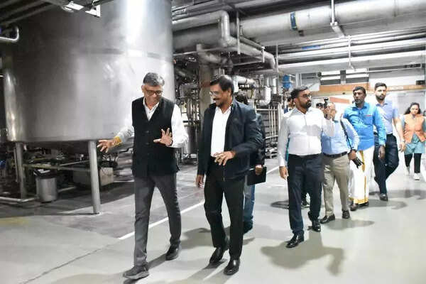 Sri Lanka’s JVP delegation studies Amul Dairy model