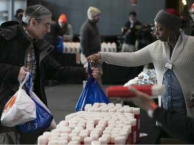 After a month of shutdown, US federal workers turn to food banks