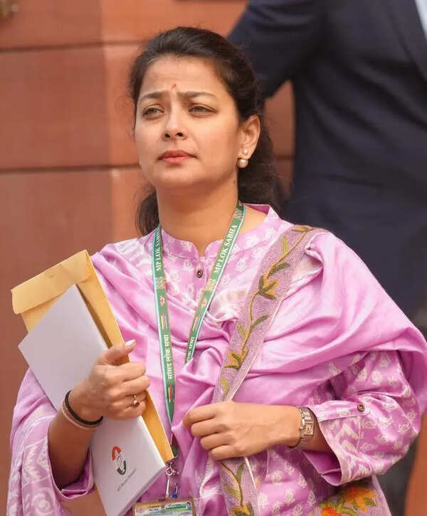 Praniti sends legal notice to Gore over alleged derogatory remarks