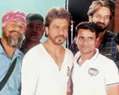 Shah Rukh Khan spends time with Mehboob studio staff