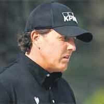 Cheating row hits golf, Mickelson accused