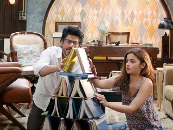 Alia Bhatt and Shah Rukh Khan's favourite pastime on the sets of 'Dear Zindagi'?