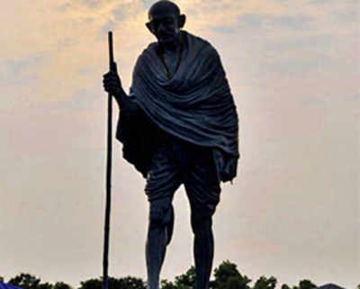 Gandhi to stand with foes at British parliament
