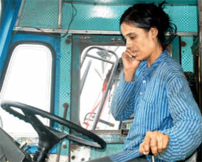 Vashi market agog as woman drives 10-wheel truck in