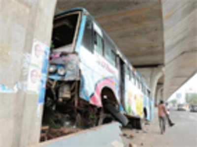 In attempt to avoid car, bus rams into flyover pillar on KIA road