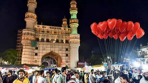 In Ramzan, Charminar has many charms