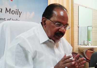 Centre
not doing enough to diffuse Cauvery row: Moily