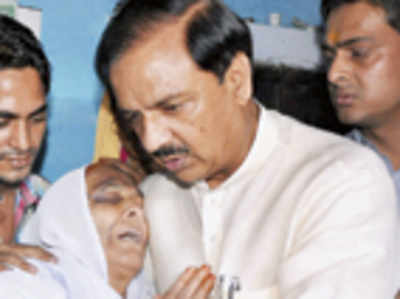 MURDER OVER BEEF CONSUMPTION in uttar pradesh: Union minister visits victim’s home, faces ire