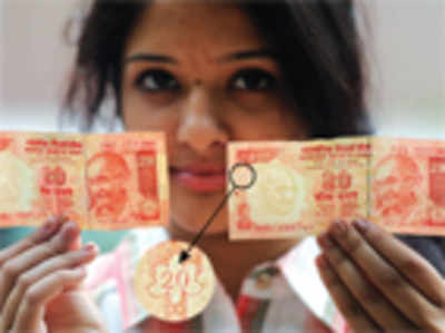 Counterfeit 5 and 10 rupee notes are in circulation!