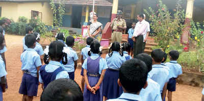 Mangaluru: Policemen take kids back to classrooms