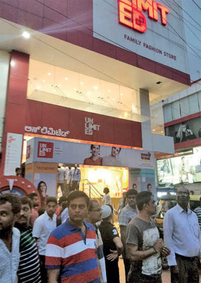 6 shoppers hurt as lift collapses at apparel store