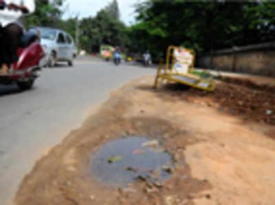 Crater troubles dog Jayamahal Road riders