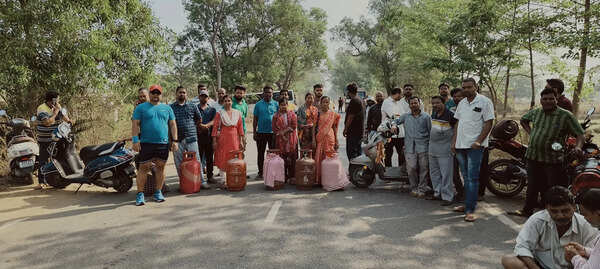 People block Keonjhar–Jharbelda road over LPG supply disruption