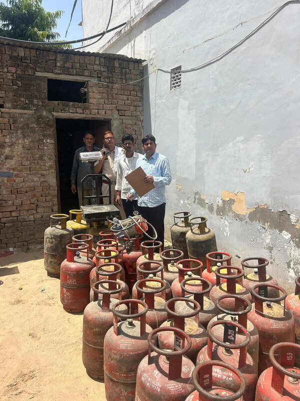 35 LPG cylinders seized during raid in Jaipur
