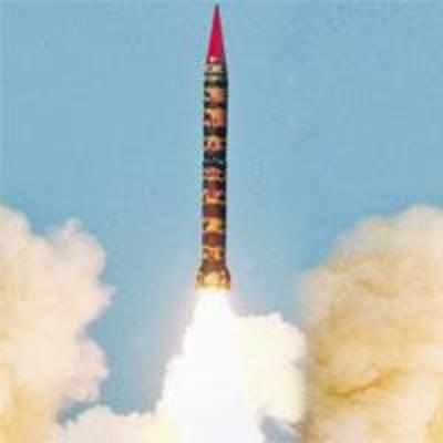 Pak test-fires nuke-missile