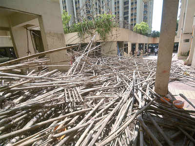 Scaffold crashes, eight workers fall 18 storeys