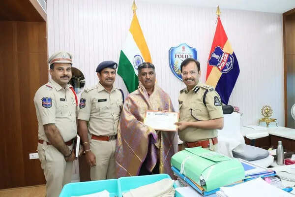 Auto driver felicitated for helping nad chain snatcher in Hyderabad