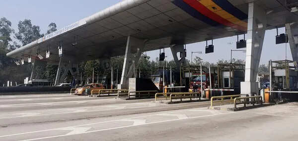 Farmers make Ladhowal toll plaza free for 3 hours over flood compensation demands