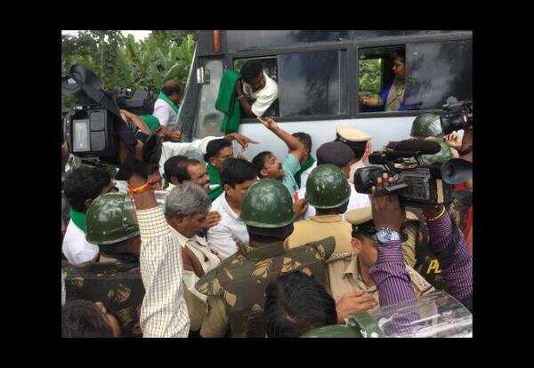 Cauvery crisis: Karnataka farmers try to break police cordon at dam, 150 held