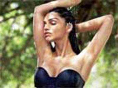 Kyra Dutt first actress to sign Ekta's nudity clause