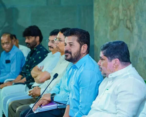 Revanth assures to release wages, withdraw cases against RTC staff
