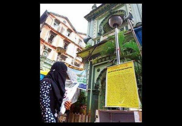 <p>Posters discouraging triple talaq spring up in Mumbai mosques</p>