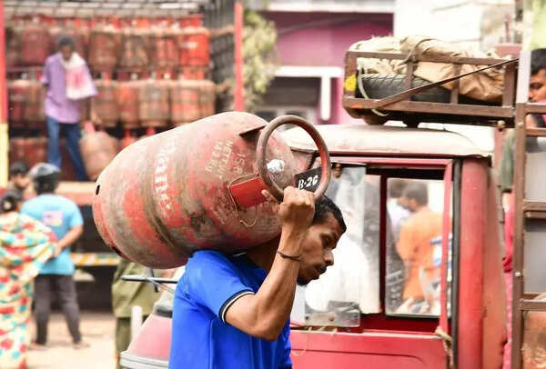 Limited commercial LPG cylinder supply reaches Pune restaurants, but erratic deliveries keep kitchens under strain