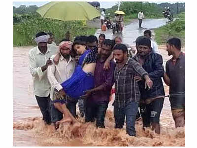 In Telangana, strangers lend their shoulders to carry pregnant woman cross stream for delivery