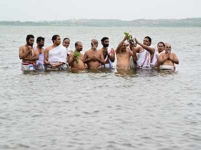Hyderabad: Chilkur Balaji temple priests pray for rain while immersed in lake