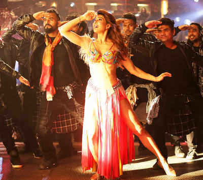 Ek Do Teen song: Jacqueline Fernandez gives tribute to Madhuri Dixit with this Baaghi 2 song