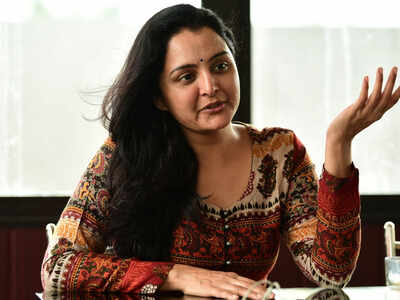 Proposed Women's Wall divides Kerala; actress Manju Warrier receives online abuses from CPI (M) followers