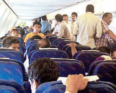 Fliers ‘trapped’ in hot, stuffy plane for 2 hours