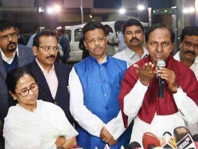 Telangana CM K Chandrashekar Rao meets West Bengal CM Mamata Banerjee to discuss Congress, BJP-free Federal Front