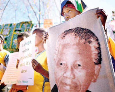 Obama’s ‘hero’ Mandela hangs on; S Africa prays